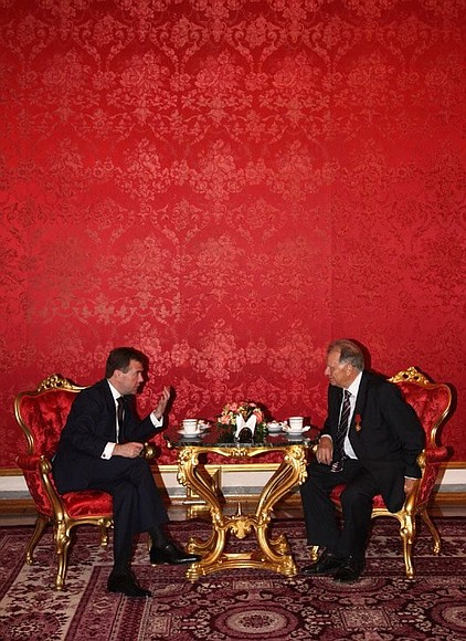 С вице-президентом Российской академии наук, нобелевским лауреатом Жоресом Алфёровым.