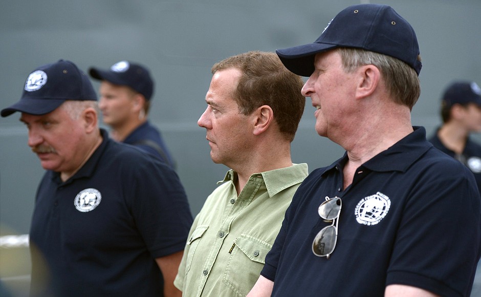 Prime Minister Dmitry Medvedev (centre) and Chief of Staff of the Presidential Executive Office Sergei Ivanov (right) watching Vladimir Putin submerge on board a special craft.