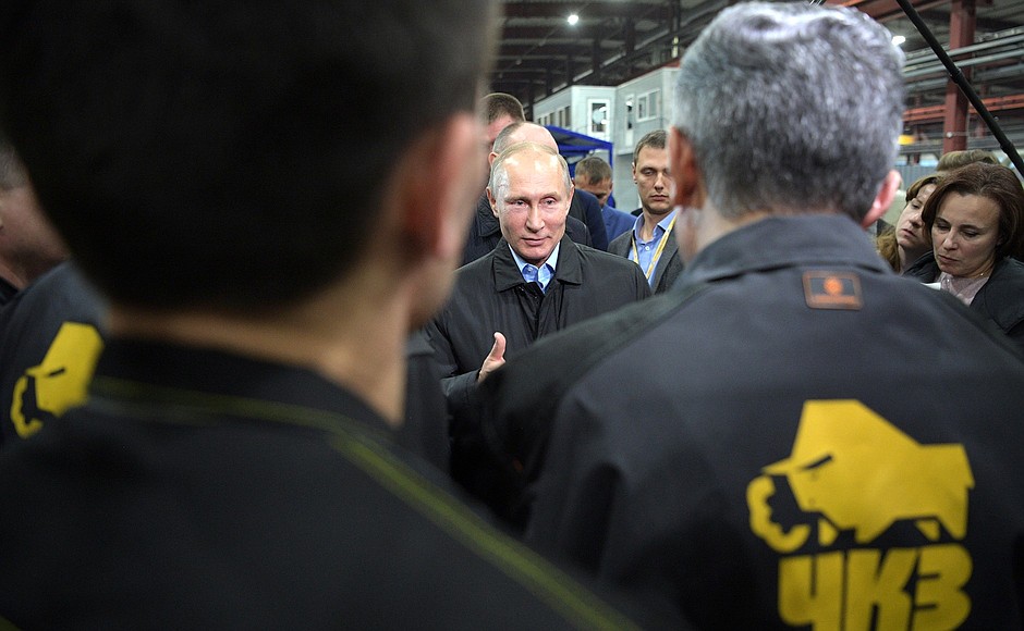 Во время посещения Челябинского компрессорного завода Владимир Путин пообщался с рабочими завода.