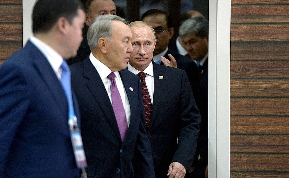 Перед началом встречи глав государств – участников IV Каспийского саммита в расширенном составе. С Президентом Казахстана Нурсултаном Назарбаевым.
