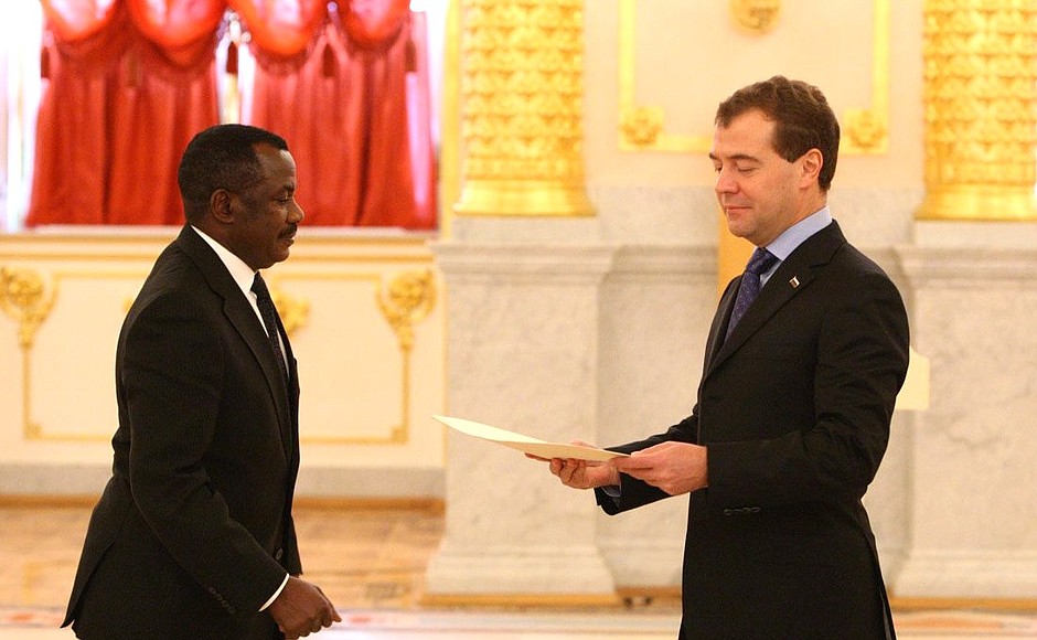 Верительную грамоту вручает посол Республики Намибии Ндали Че Камати.