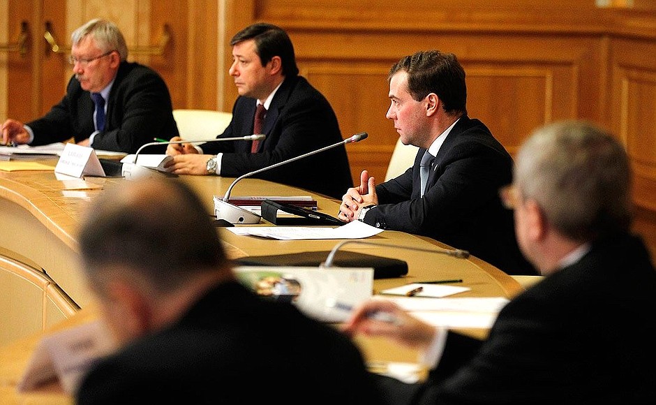 Meeting of the State Council Presidium on measures to strengthen interethnic harmony in Russian society. From left to right: First Deputy Speaker of the State Duma Oleg Morozov, Deputy Prime Minister and Presidential Plenipotentiary Envoy to the North Caucasus Federal District Alexander Khloponin.