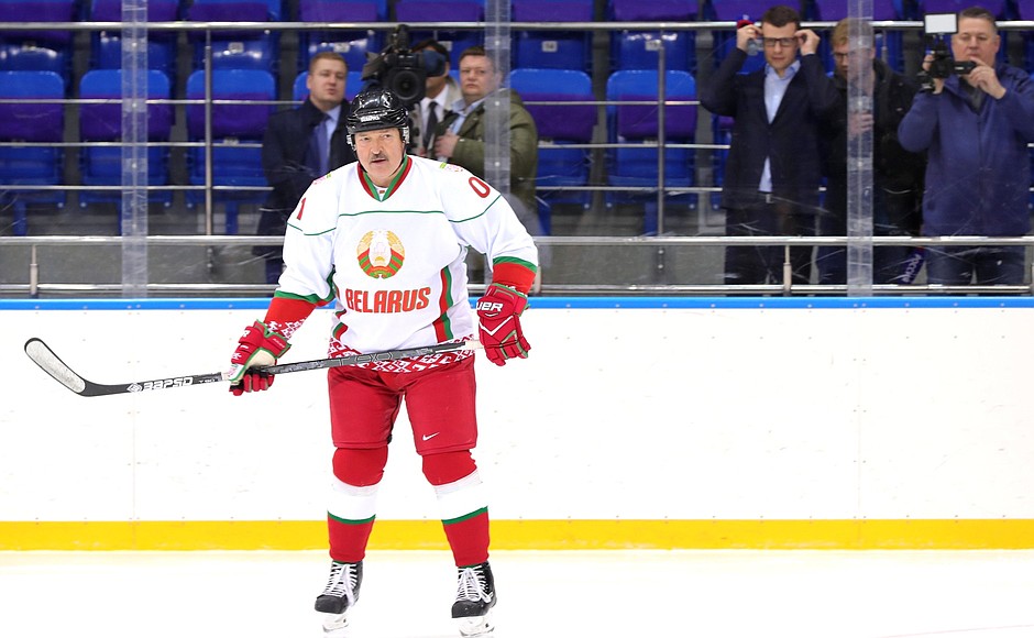 Президент Республики Беларусь Александр Лукашенко во время игры в хоккей.