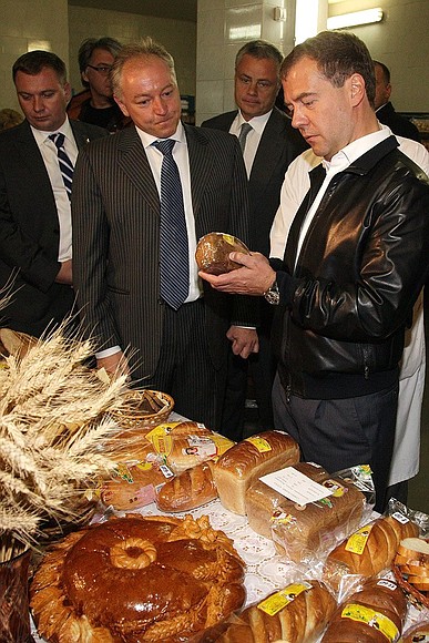 На хлебозаводе №1. Слева от Президента председатель правления Русской продовольственной компании Валерий Чешинский.