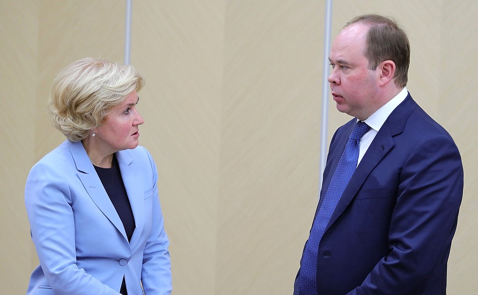 Deputy Prime Minister Olga Golodets and Chief of Staff of the Presidential Executive Office Anton Vaino before a meeting with Government members.