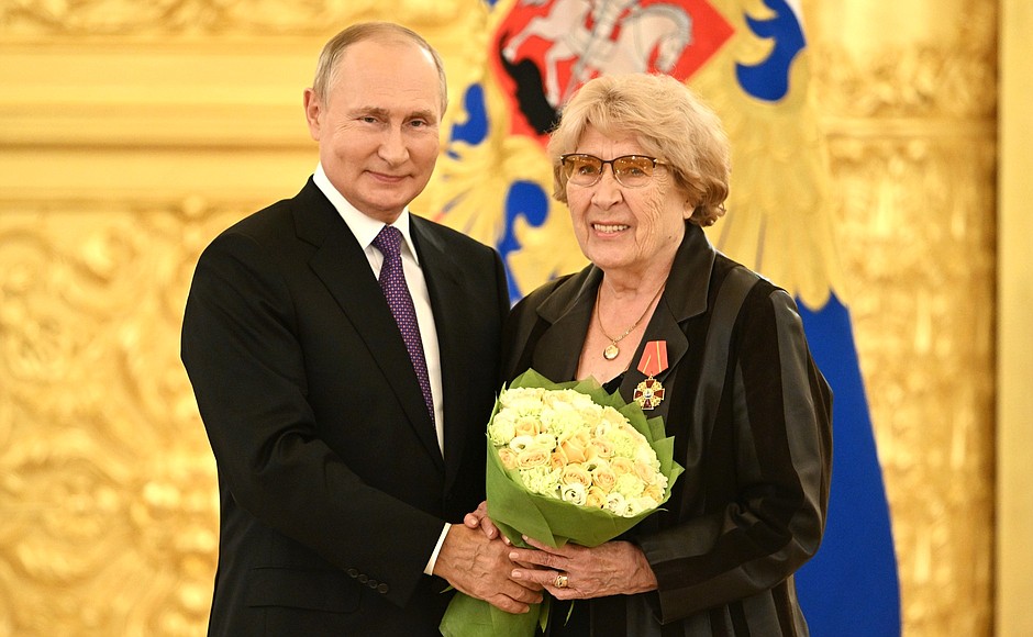 Ceremony to mark the 100th anniversary of the State Sanitary and Epidemiological Service. Nina Tikhonova, chief researcher at the Gabrichevsky Research Institute for Epidemiology and Microbiology, awarded the Order of Alexander Nevsky.
