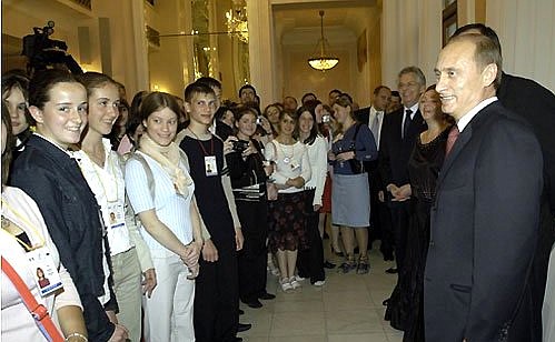 President Putin with participants in the Russian-French Youth Meeting.