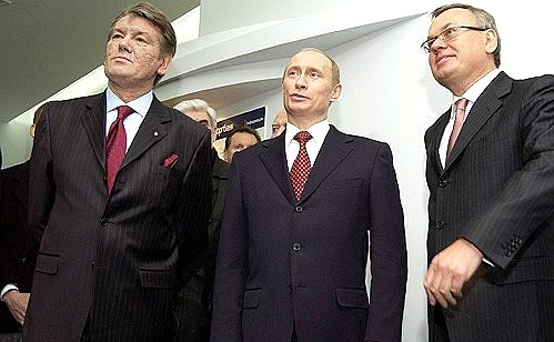 Opening ceremony for Vneshtorgbank\'s subsidiary bank in Ukraine, Vneshtorgbank (Ukraine). On the left is Ukrainian President Viktor Yushchenko and on the right is President of Vneshtorgbank Andrei Kostin.