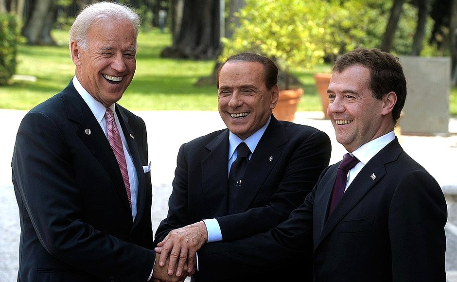 Вице-президент США Джозеф Байден, Председатель Совета министров Италии Сильвио Берлускони и Президент России Дмитрий Медведев.