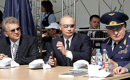 На VII Международном авиационно-космическом салоне. Слева – Министр промышленности и энергетики Виктор Христенко, справа – главнокомандующий ВВС России Владимир Михайлов.