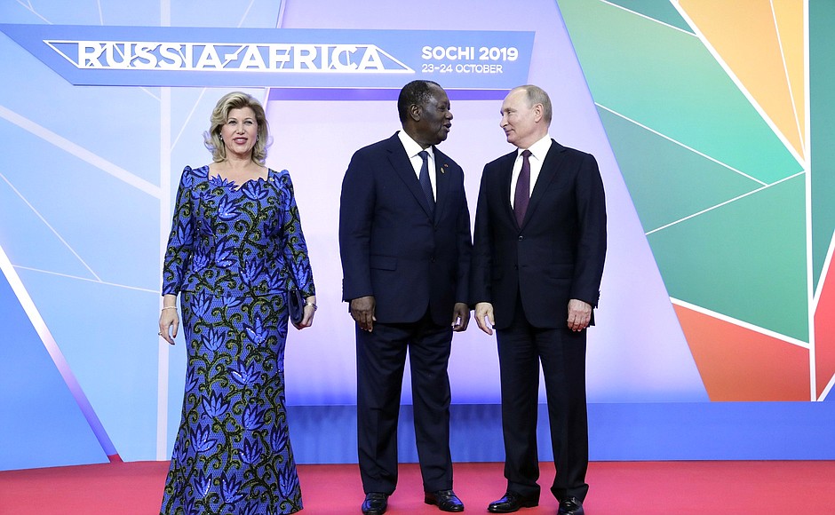 Official welcoming ceremony before the reception on behalf of the President of Russia in honour of the heads of state and government of the countries participating in the Russia-Africa Summit. With President of Cote d’Ivoire Alassane Dramane Ouattara and his spouse.