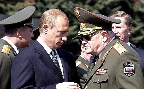 С маршалом России, экс-министром обороны Игорем Сергеевым по окончании военного парада в честь 58-й годовщины Победы в Великой Отечественной войне.