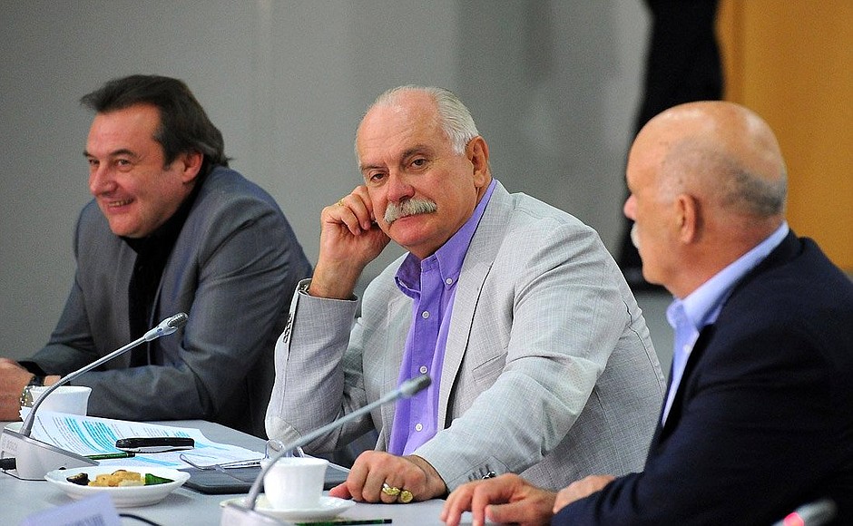 Film director, actor and Chairman of the Russian Cinematographers’ Union Nikita Mikhalkov (centre) at the meeting on Russian film industry development.