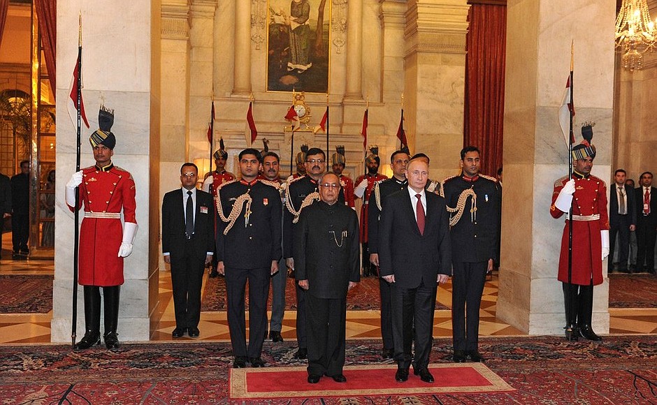 С Президентом Индии Пранабом Мукерджи во время официальной церемонии встречи.