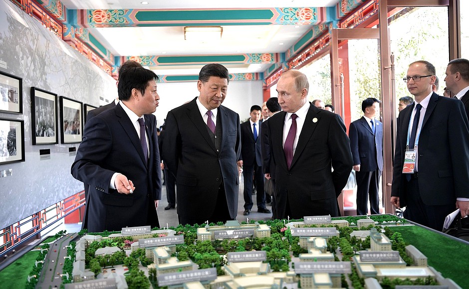 Before the working breakfast, Vladimir Putin and President Xi Jinping visited an exhibition on the history of Beijing Friendship Hotel.