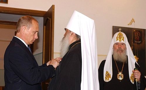 President Putin conferring the Order of Friendship on Bishop George of Nizhny Novgorod and Arzamas.