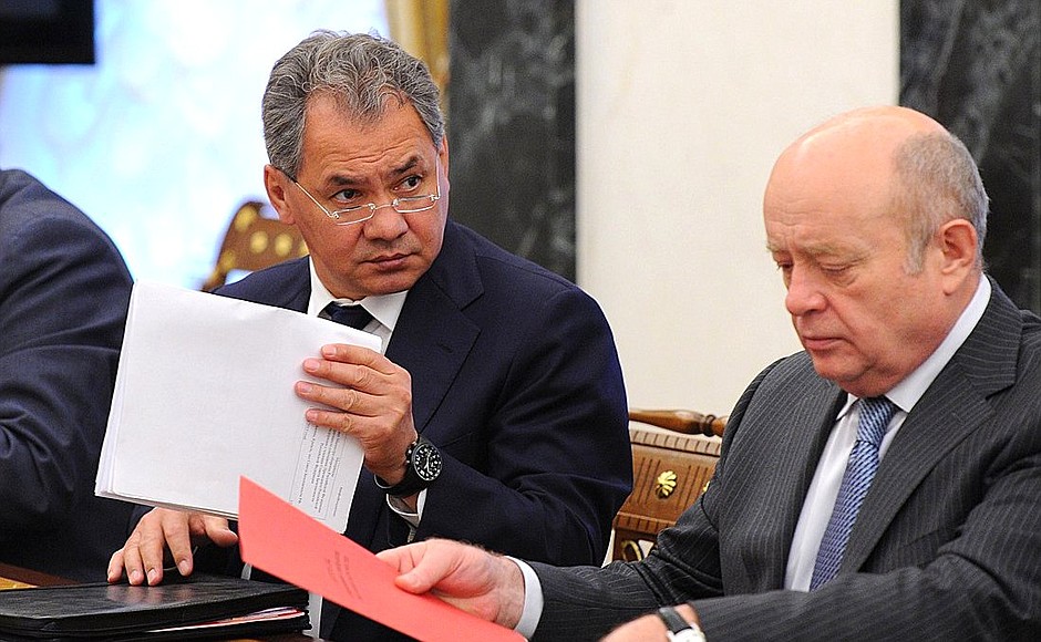 Министр обороны Сергей Шойгу (слева) и директор Службы внешней разведки Михаил Фрадков перед началом совещания с членами Совета Безопасности.