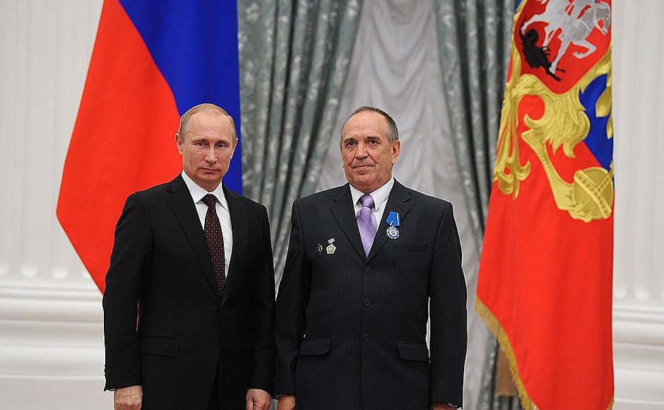 Presenting Russian Federation state decorations. The Order of Honour is awarded to mechanical assembly machinist at Tulamashzavod Mikhail Abakumov.