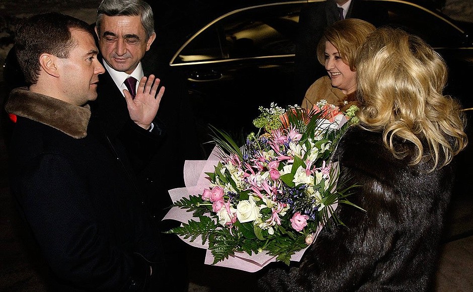 Дмитрий и Светлана Медведевы встретили Президента Армении Сержа Саргсяна и его супругу у входа в подмосковную резиденцию Президента России.
