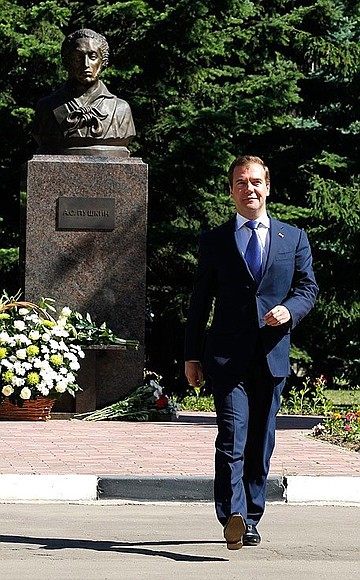 Dmitry Medvedev laid flowers at a monument to the poet Alexander Pushkin on his birthday.
