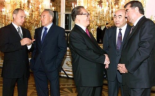 A Shanghai Cooperation Organisation (SCO) summit. President Putin with Kazakh President Nursultan Nazarbayev, Kyrgyz President Askar Akayev, Tajik President Emomali Rakhmonov, and Chinese President Jiang Zemin after a restricted meeting.