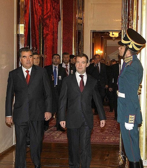 Перед началом российско-таджикистанских переговоров. С Президентом Таджикистана Эмомали Рахмоном.