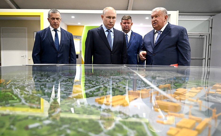 Inspecting Zvezda shipbuilding complex. From left to right: Deputy Prime Minister – Plenipotentiary Presidential Envoy to the Far Eastern Federal District Yury Trutnev, General Director of Zvezda shipbuilding complex Sergei Tseluiko, Rosneft CEO Igor Sechin.