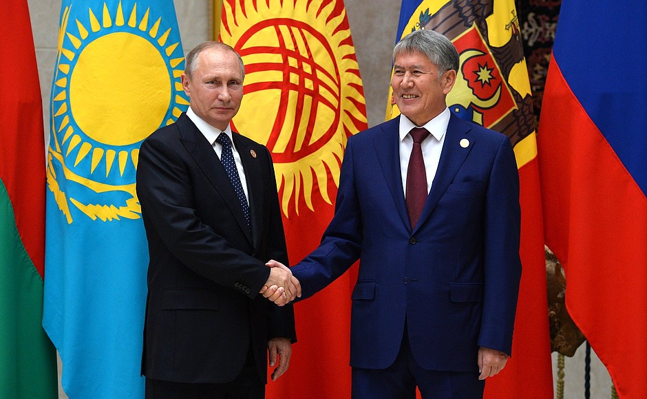 С Президентом Киргизии Алмазбеком Атамбаевым перед началом заседания Совета глав государств – участников Содружества Независимых Государств.