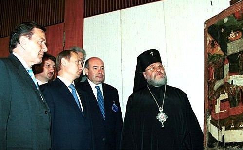 President Vladimir Putin with Gerhard Schroeder, Culture Minister Mikhail Shvydkoy, second right, and Bishop Loguin of Klin during the ceremony of returning the Virgin Mary of Pskov icon, which was taken from Russia to Germany in 1944.