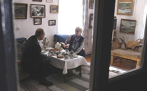 Vladimir Putin talking with the writer\'s widow Maria Koryakina-Astafyeva.