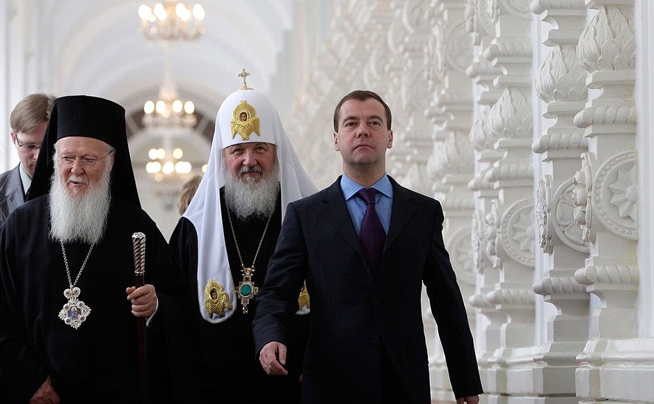 С Патриархом Константинопольским Варфоломеем I и Патриархом Московским и всея Руси Кириллом.