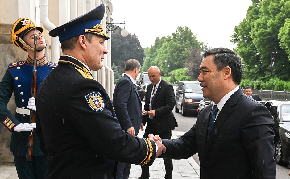 President of Kyrgyzstan Sadyr Japarov arrives at the Grand Kremlin Palace to take part in a meeting of the Supreme Eurasian Economic Council. With Commandant of the Kremlin Lieutenant-General Sergei Udovenko.