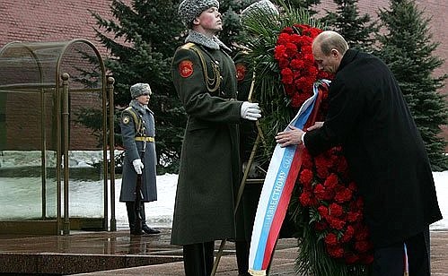 Церемония возложения венка к Могиле Неизвестного солдата.
