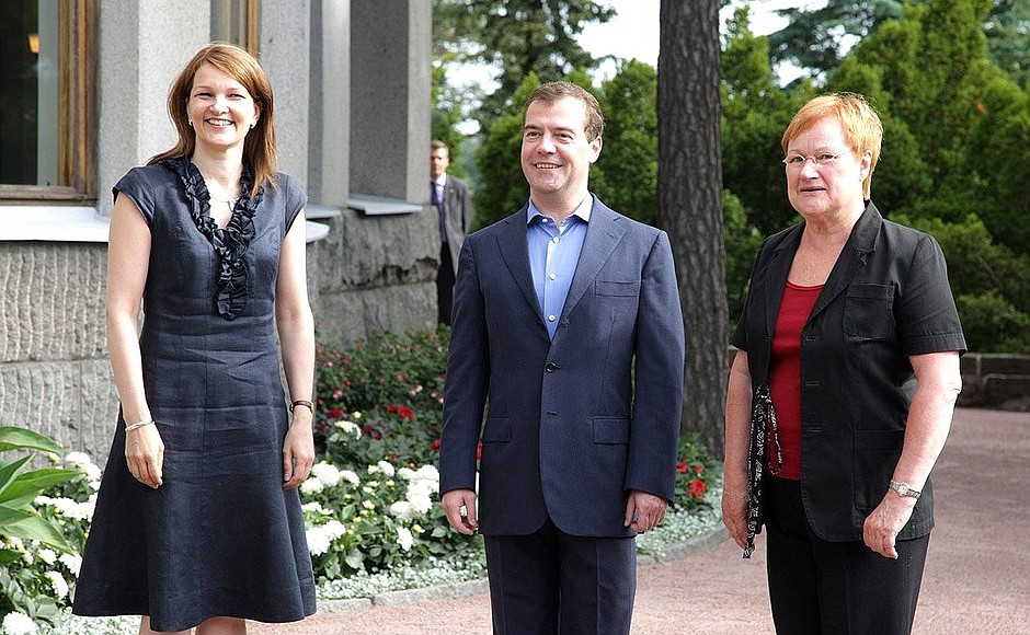С Президентом Финляндии Тарьей Халонен (справа) и Премьер-министром Финляндии Мари Кивиниеми.
