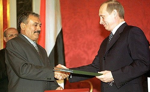President Putin with Yemeni President Ali Abdullah Saleh after signing a declaration on the principles of friendly relations and cooperation between the two countries.