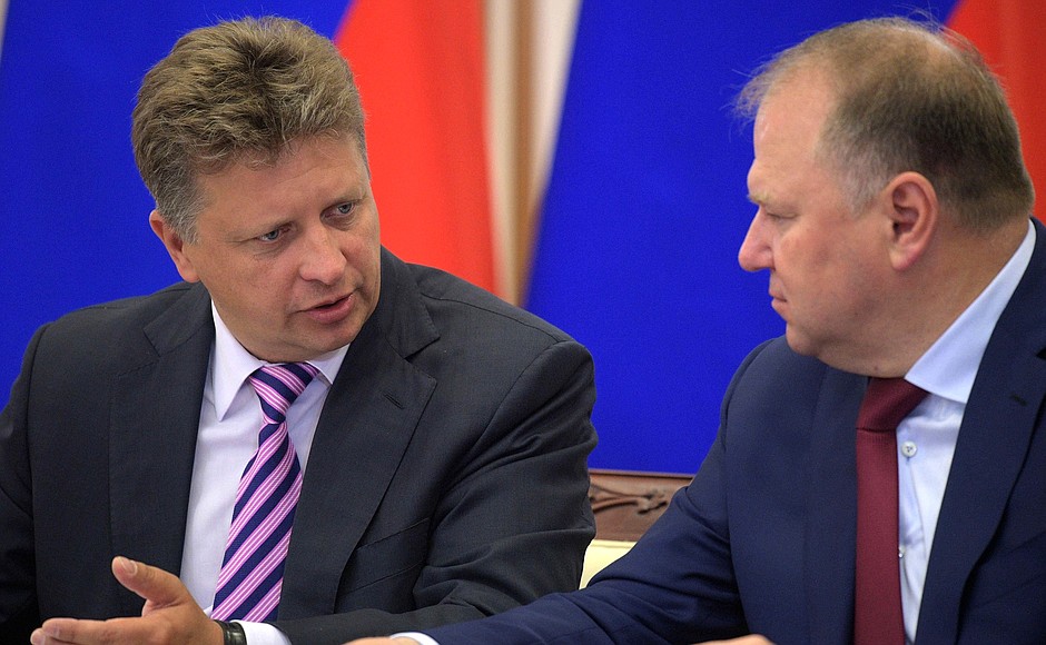 At a meeting on developing the transport infrastructure in Russia’s Northwest. Transport Minister Maxim Sokolov (left) and Plenipotentiary Presidential Envoy in the Northwest Federal District Nikolai Tsukanov.