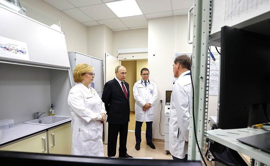 Осмотр лаборатории электрофизиологии. Пояснения даёт руководитель отдела лаборатории нейротехнологий Андрей Розов (справа).
