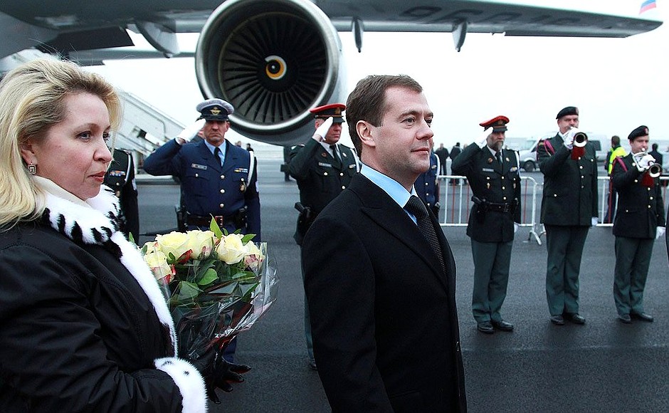 Прибытие в Брюссель. С супругой Светланой Медведевой.