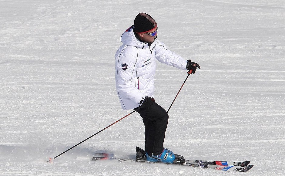 Перед началом соревнований этапа Кубка мира по горнолыжному спорту Дмитрий Медведев совершил спуск по олимпийской трассе.