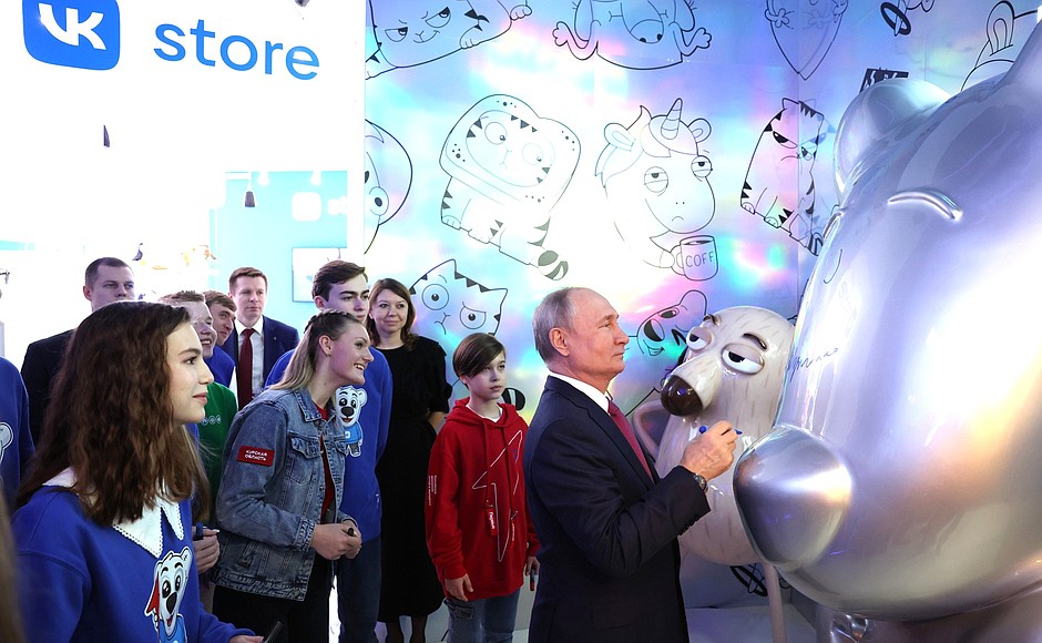 Vladimir Putin leaves an autograph at the special stand of the Mesto Vstrechi – VK exposition at the RUSSIA EXPO International Exhibition and Forum at VDNKh.