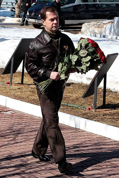 В расположении полка спецназа ВДВ. Возложение цветов к мемориалу военнослужащим, погибшим при исполнении воинского долга.