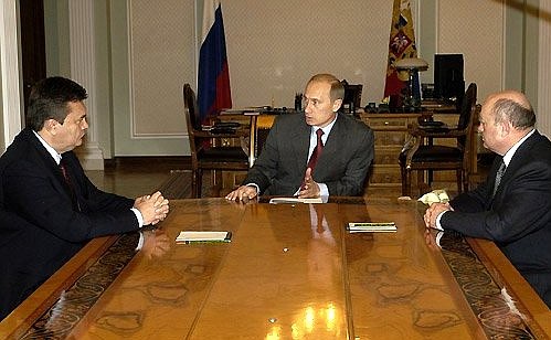 Встреча с Премьер-министром Украины Виктором Януковичем. Справа — Председатель Правительства Михаил Фрадков.
