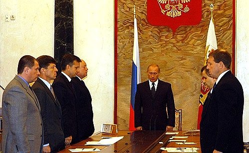 President Vladimir Putin opened a meeting with members of Government with a minute of silence for the people killed in Beslan.
