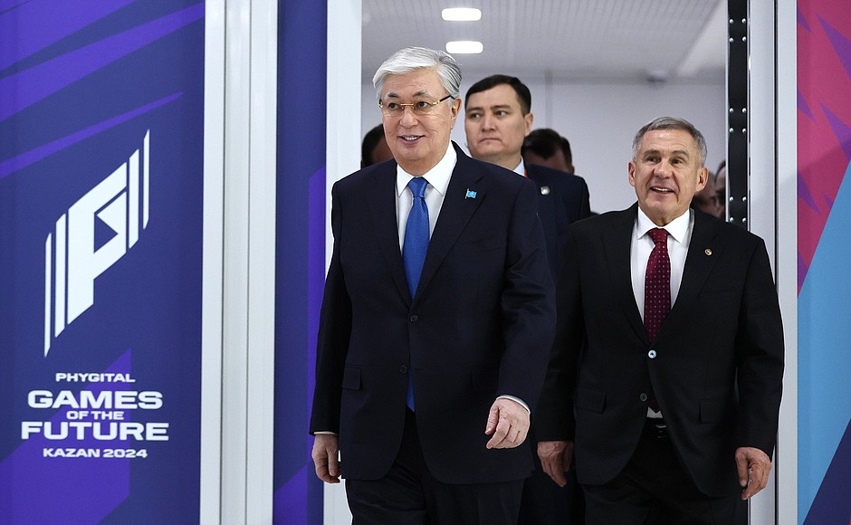 President of Kazakhstan Kassym-Jomart Tokayev prior to a meeting with Vladimir Putin in Kazan. At right, Head of Tatarstan Rustam Minnikhanov.