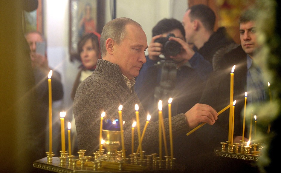 Владимир Путин присутствовал на Рождественском богослужении в храме в честь Покрова Пресвятой Богородицы, расположенном в селе Отрадное под Воронежем.