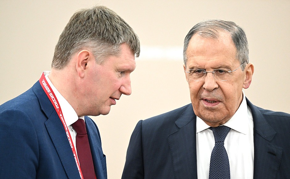 Minister of Economic Development Maxim Reshetnikov, left, and Foreign Minister Sergei Lavrov before the meeting with President of the Central African Republic Faustin-Archange Touadera.