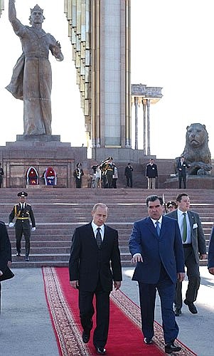 С Президентом Таджикистана Эмомали Рахмоновым у памятника основателю первого таджикского государства Х века Исмоилу Сомони.