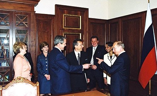 Владимир Путин и Президент США Джордж Буш с супругами во время осмотра кремлевской резиденции. В рабочем кабинете Президента России.