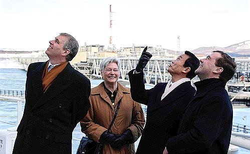 На борту танкера-газовоза «Гранд Анива». С Премьер-министром Японии Таро Асо, министром экономики Нидерландов Марией ван дер Хувен и герцогом Йоркским принцем Эндрю.