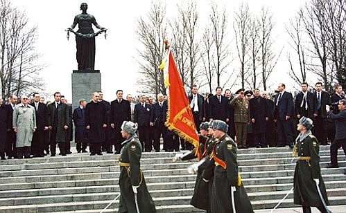 President Vladimir Putin and German Chancellor Gerhard Schroeder laying a wreath at the Motherland Monument at the Piskarevskoye Memorial Cemetery.
